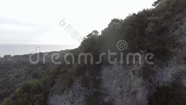 无人机摄像机捕捉到绿山与洞穴，黑海，阿布哈兹海岸成本